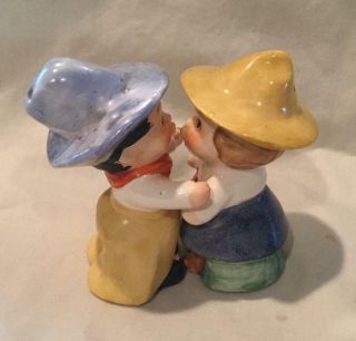 Vintage Goebel Germany Kissing Usa Cowboy & Girl Round The World S&p Shakers