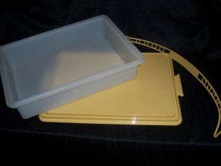 VINTAGE TUPPERWARE RECTANGLE CAKE CARRIER TAKER WITH HANDLE HARVEST GOLD 3