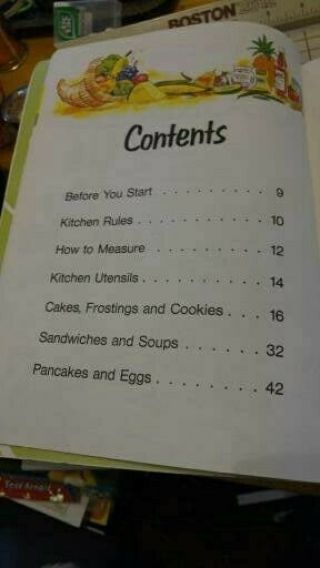 Walt Disney ' s Mickey Mouse Cookbook.  Favorite Recipes from Mickey and his Friend 3