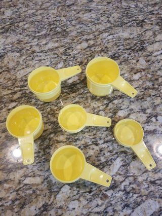 Vtg Tupperware Set Of 6 Measuring Cups 1/4 1/3 1/2 2/3 3/4 & 1 Cup Sunny Yellow