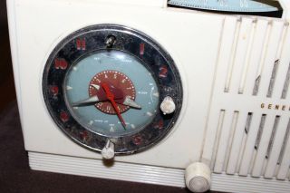 VINTAGE 1950 ' s GENERAL ELECTRIC MODEL 516F BAKELITE TUBE RADIO White 2