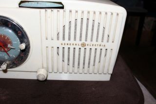VINTAGE 1950 ' s GENERAL ELECTRIC MODEL 516F BAKELITE TUBE RADIO White 3