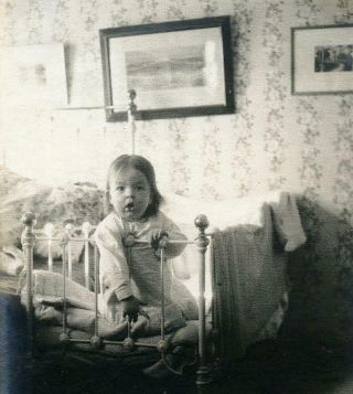 Zz570 Vtg Photo Little Girl In Cast Iron Crib C 1907