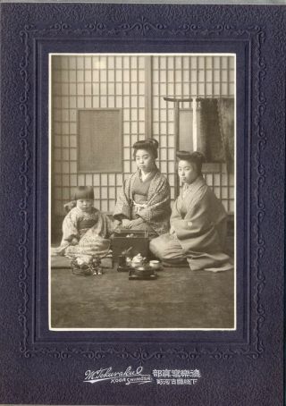 12139 Japanese Vintage Photo / 1900s Portraits Of Sisters With Little Girl W Tea