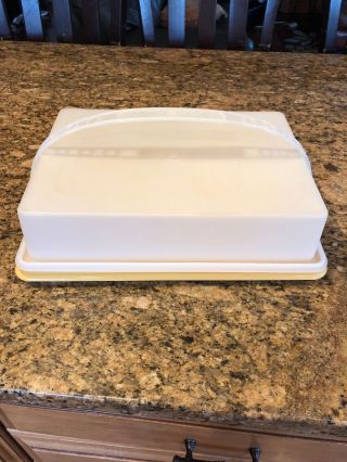 Tupperware Vintage Rectangle Cake Taker Gold Tray W / Lid