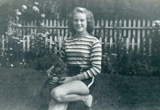 Ab997 Vtg Photo Pretty Young Woman,  Short Shorts,  W/ Dog Rose Garden C 1948