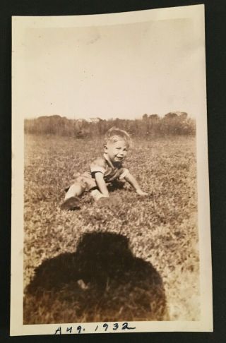 Vintage 1932 B&w Photo Of Crying Baby & Shadow Of Photographer 4240