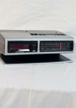Vintage 70 ' s Zenith R476 Dual Alarm Pedestal Wood Grain AM/FM Clock Radio 2