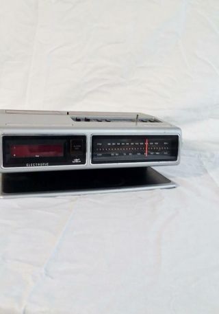 Vintage 70 ' s Zenith R476 Dual Alarm Pedestal Wood Grain AM/FM Clock Radio 3