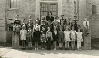 Ya144 Vintage Photo Rppc Grade School Children With Teacher C 1940 