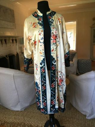 Vintage Japanee Asian Geisha Embroidered Floral Silk Robe Kimono Jacket