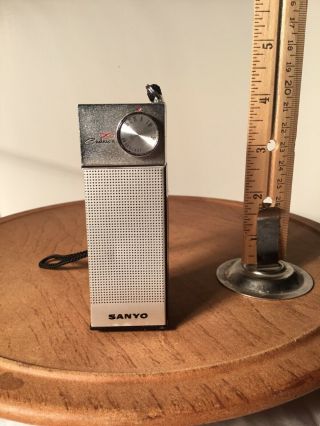 UnusualVintage Sanyo 7C - 307 Rechargeable 7 Transistor Radio 2