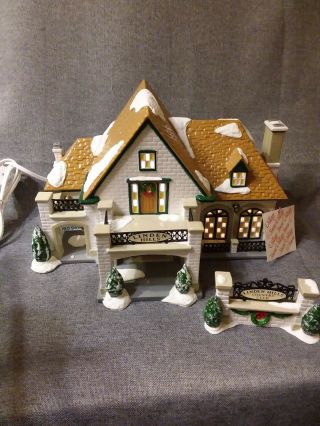 Dept.  56 Snow Village Set Of Two " Linden Hills Country Club " 54917 Handpainted