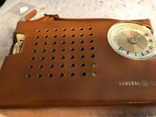 Vintage General Electric Am Portable Radio (bakelite?) Transistor Radio In Case