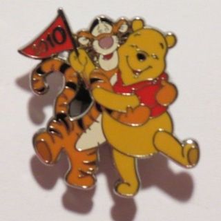 Disney Wdw Winnie The Pooh & Tigger 2010 Pennant Hugging Le 1500 Pin
