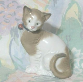 Adorable Lladro Spain Sitting Cat 5 1/4 " Tall Nao 1985