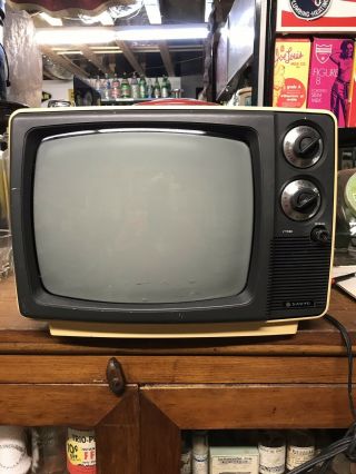 Vintage Sanyo Model 21t68a Tv / Television
