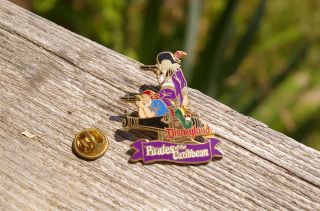 Disneyland Pirates Of The Caribbean Cannon Metal & Enamel Lapel Pin Pinback