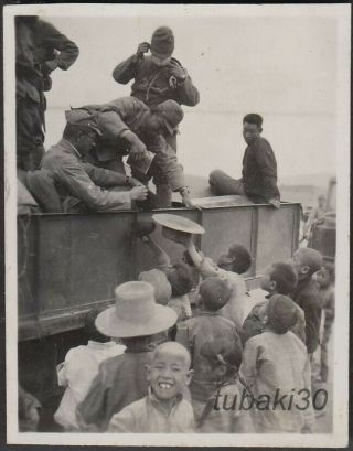 F28 China Inner Mongolian Japan Army Convoy 1930s Photo Children Ask Leftovers