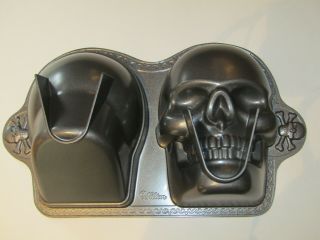 Wilton Dimensions Nonstick Cast Aluminum 3 - D Skull Cake Mold Pan 2