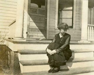 N132 Vtg Photo Woman In Black Sitting On Porch Steps C Early 1900 