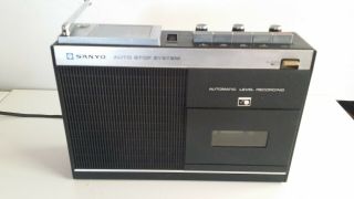 Vintage 1975 Sanyo MR - 411WN Radio & Cassette. 2