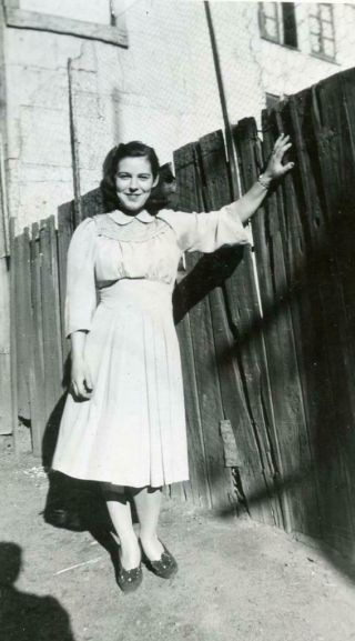 Ab594 Vtg Photo Pretty Young Woman By Planked Fence C 1930 