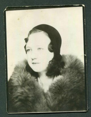 Vintage Photo Pretty Falpper Girl W/ Fur In Photobooth 991101