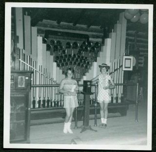 Vintage Photo Girls W/ Giant Coin Op Pipe Organ Nevada City Montana 981024