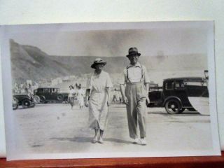 Couple On Filey Promenade,  Vintage Cars - Vintage Rp Postcard By Snaps Of Filey