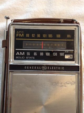 General Electric GE Solid State Two - Way Power AM FM Portable Radio P977D 2