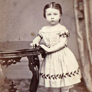 Little Girl On A Little Stool - 1860s Cdv Photo - J.  C.  Moulton - Fitchburg,  Ma