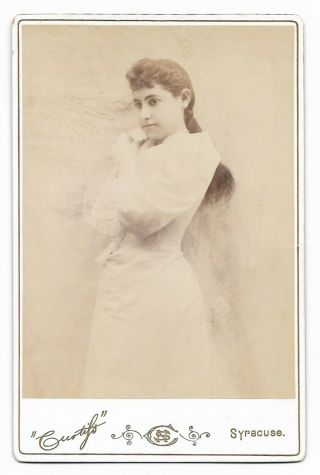 1892 Cabinet Photo Lovely Young Woman In White - Curtis Syracuse Ny 4.  25 " X6.  5 "
