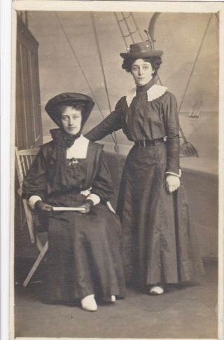 Old Photo Women Glamour Dress Hat Ship Backdrop F4