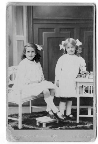 Vintage Old Photo - 2 Girls By Great Yarmouth Photographer P9