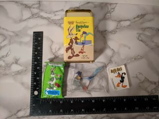 Looney Tunes Surprise Tin Wile E Coyote & Road Runner
