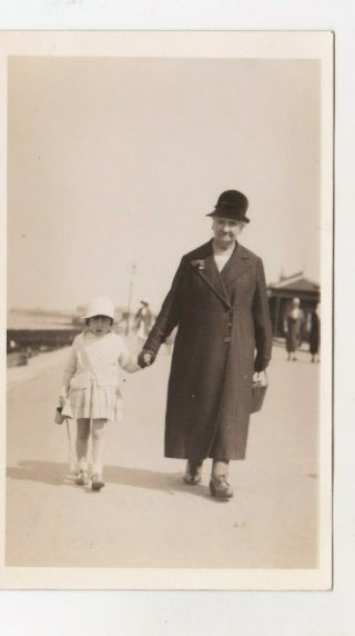 Old Vintage Walking Photo People Fashion Woman Children Girl Cloche Hat F5