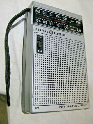 Vintage General Electric Ge Portable Handheld Am/fm Radio 7 - 2582c