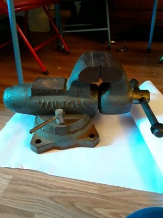 Wilton Bullet Bench Vise,  4 In.  Jaw Width,  7 1/2 In.  Jaw Capacity,