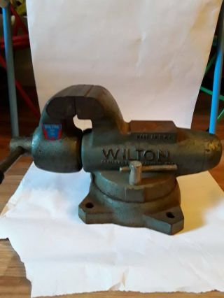 Wilton Bullet bench vise,  4 in.  jaw width,  7 1/2 in.  jaw capacity, 2