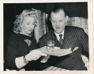 Carole Landis & Lawrence Tibbett Orig 1944 Candid Press Photo Stage Door Canteen