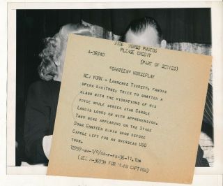 CAROLE LANDIS & LAWRENCE TIBBETT Orig 1944 Candid Press Photo STAGE DOOR CANTEEN 2