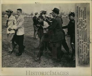 1960 Press Photo Police Round Up White And Black Teenagers In Portsmouth,  Va
