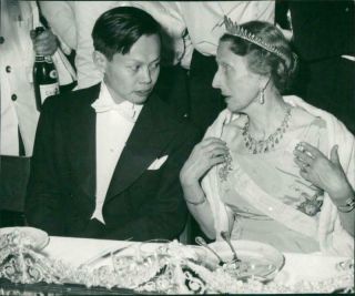 Vintage Photograph Of Queen Louise With Nobel Laureate In Physics Chen Ning Yang