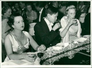 Vintage Photograph Of Nobel Banquet 1957 - Chen Ning Yang And Queen Louise