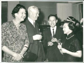 Vintage Photograph Of Sir Alexander Todd,  His Wife,  Lady Todd,  Chen Ning Yang An