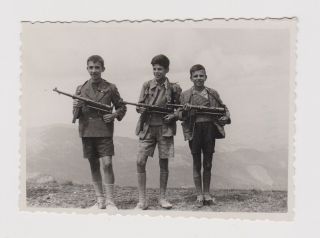 Boys Pose With German Mp 40 Machine Guns Vintage Orig Photo (58855)