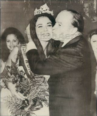 1972 Press Photo Bob Hope Kisses Crowned Miss World Lynda Carter