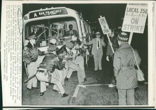 1974 Photo Wirephoto Police San Francisco Ca Bus Picket Signs Strike Workers 7x9