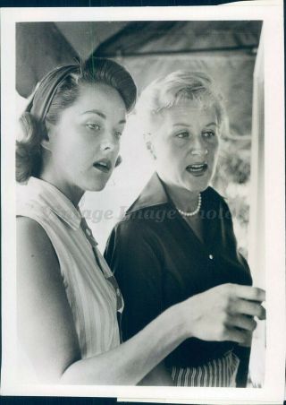 1957 Photo Margaret Barbara Whiting Actress Farmers Market Los Angeles Ca Girls